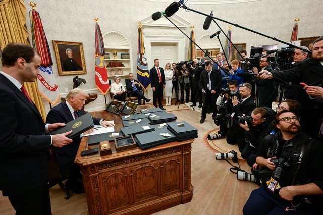 Lupta juridică pentru accesul presei la Casa Albă: CNN, MS NOW și Politico contestă restricțiile impuse de Trump