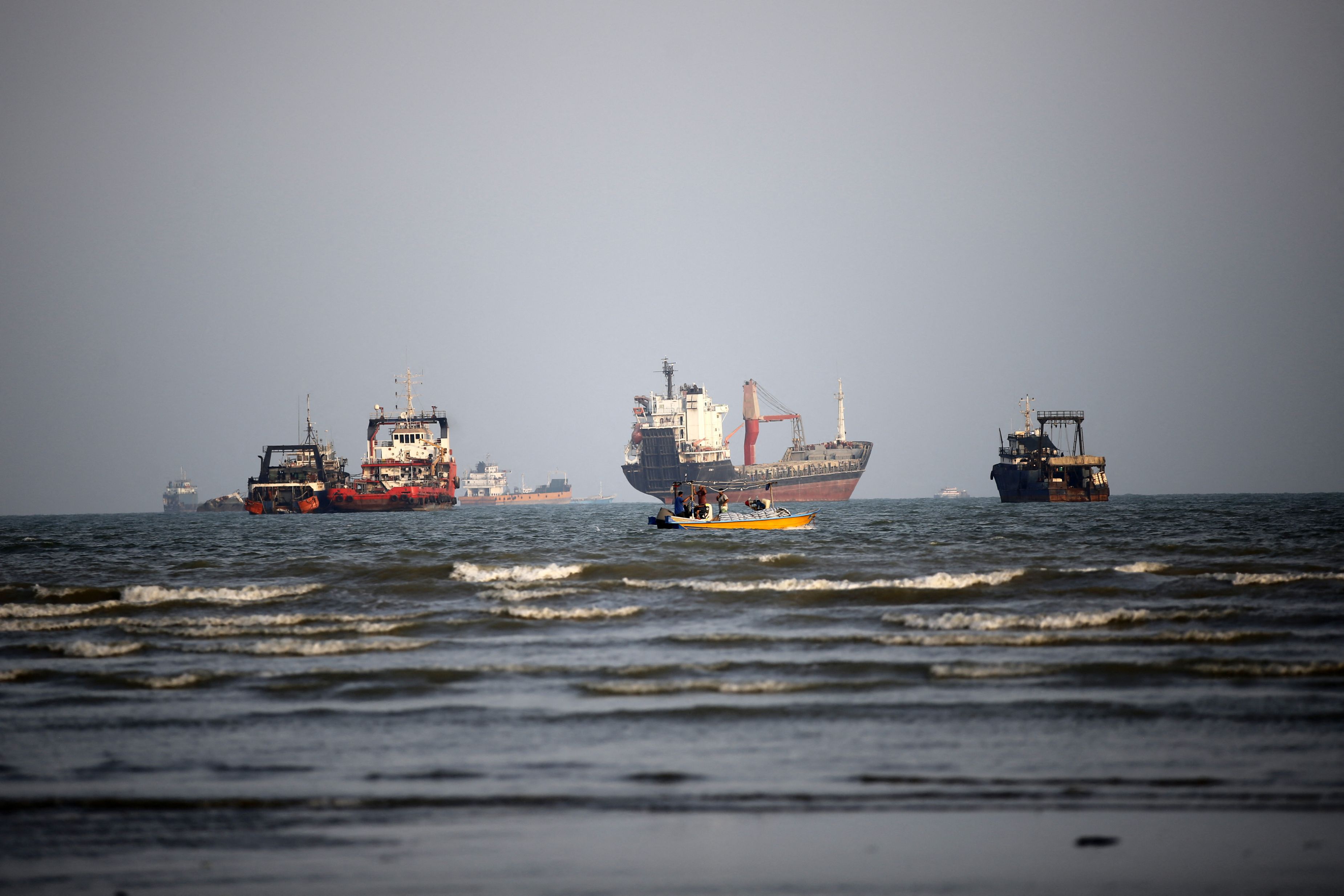 Prime de risc masive pentru echipajele petrolierelor care traversează Strâmtoarea Hormuz