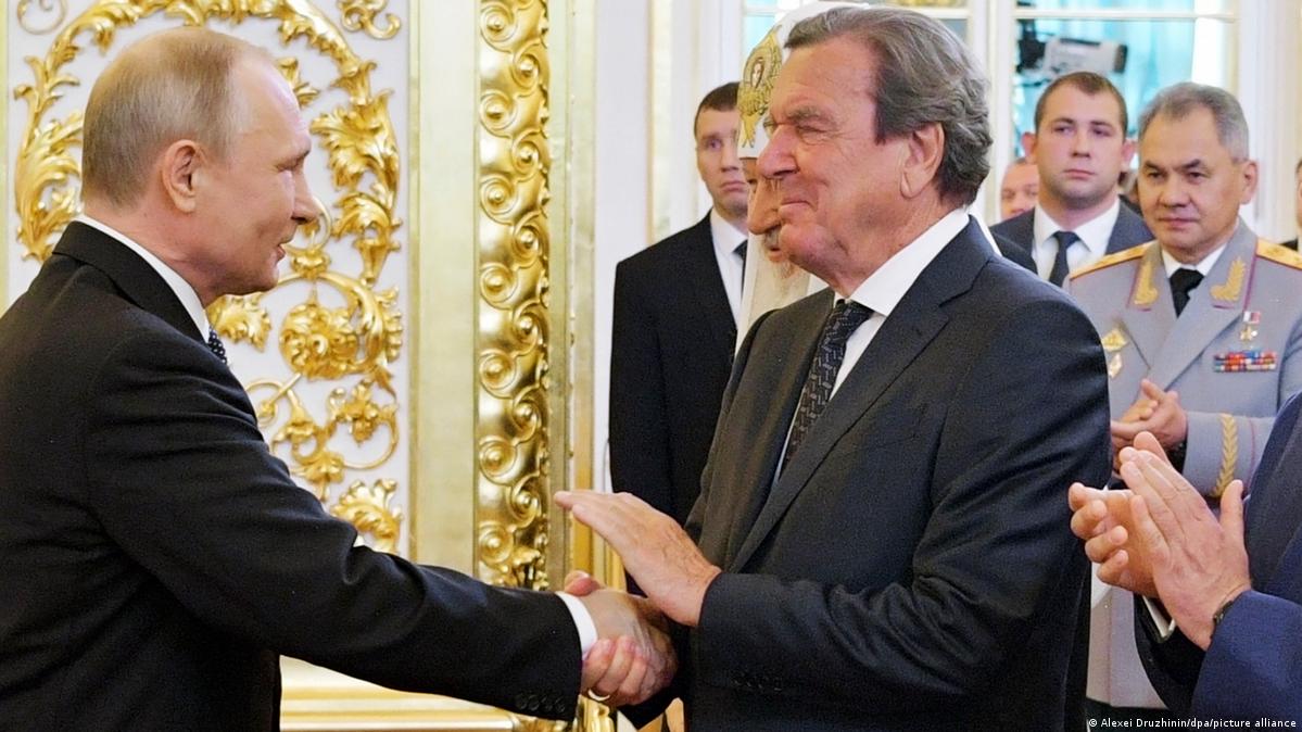 Vizita lui Gerhard Schröder la Moscova în ziua aniversării președintelui rus Vladimir Putin