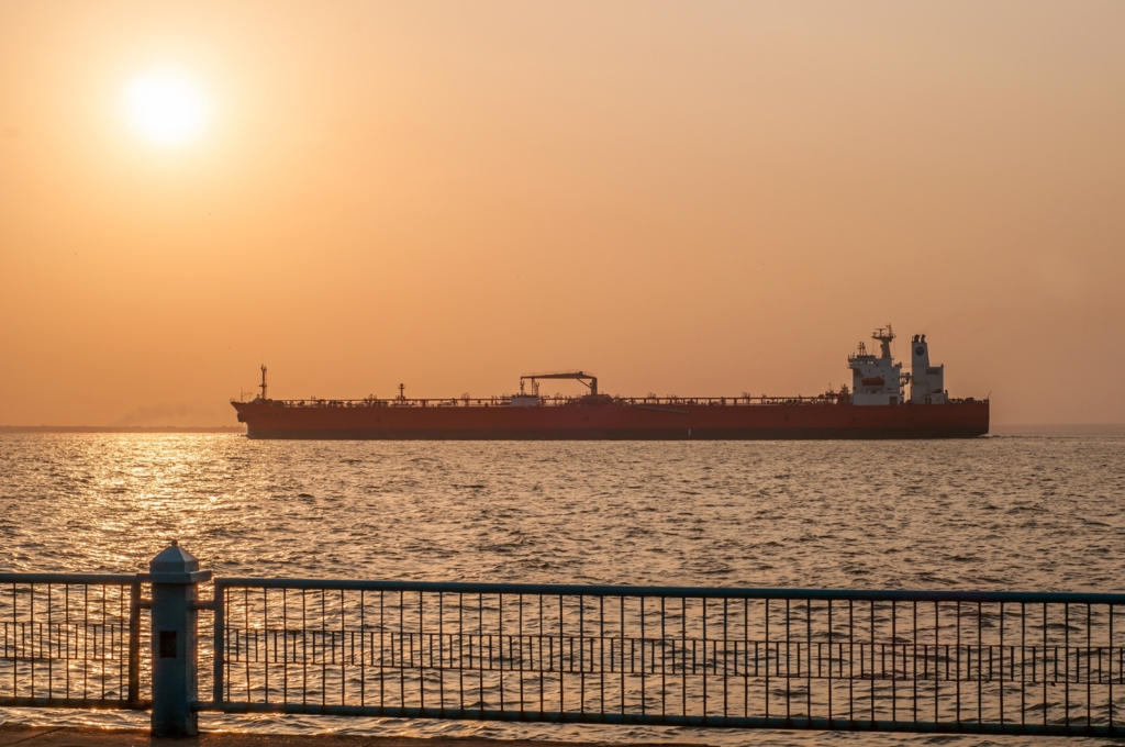 Costurile transportului petrolier ating niveluri record din cauza conflictului cu Iranul