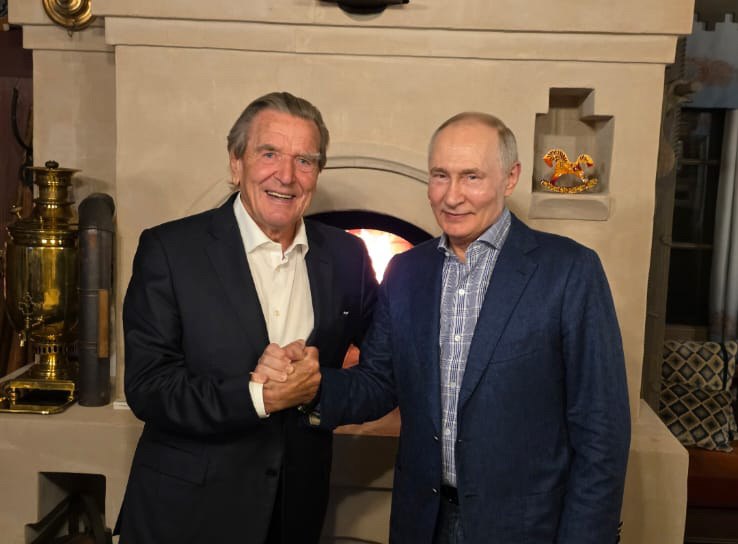 Întâlnirea dintre Vladimir Putin și Gerhard Schroeder la Moscova sub semnul criticilor privind legăturile cu Rusia
