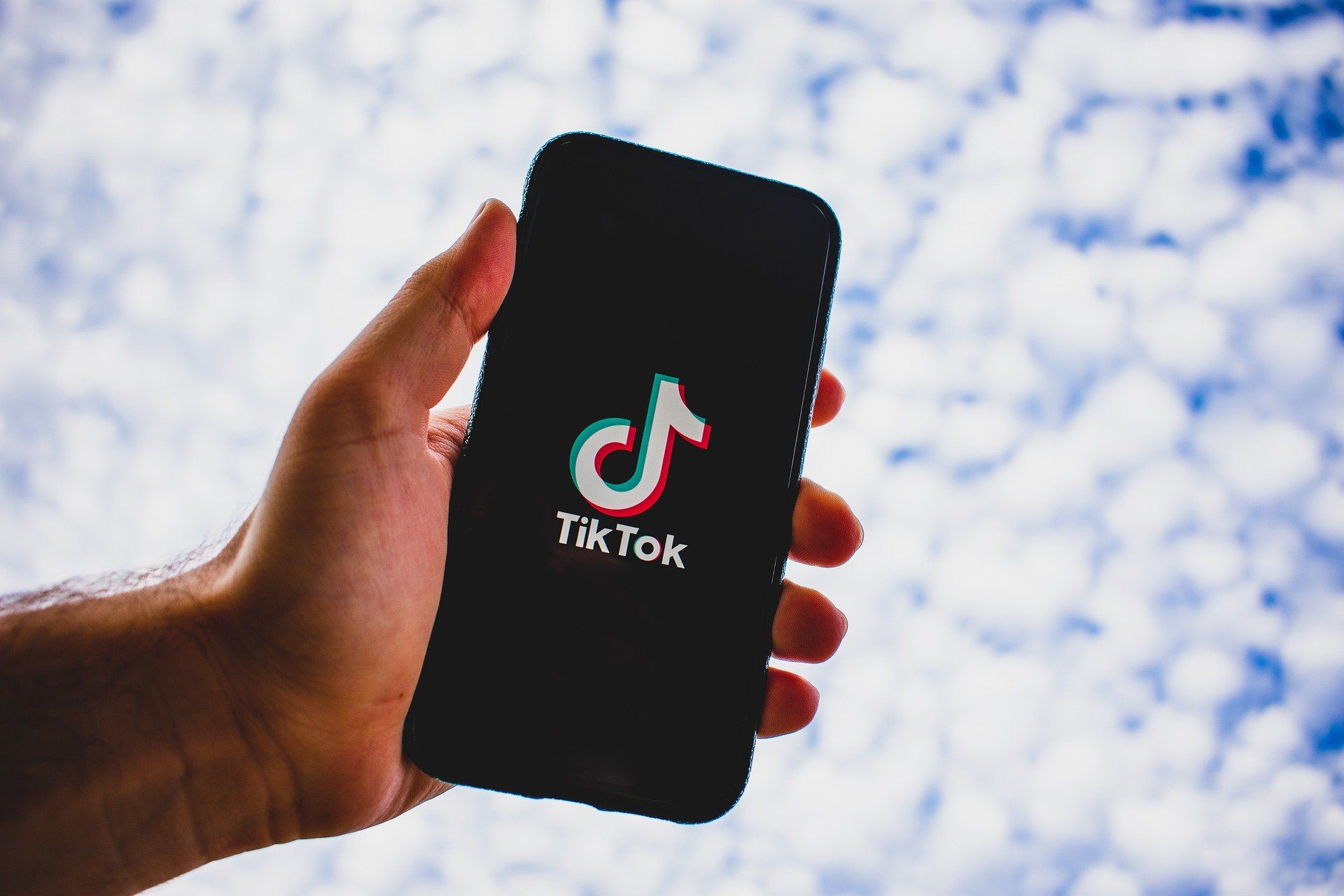 TikTok sub investigația Comisiei Europene pentru influențarea alegerilor prezidențiale din România