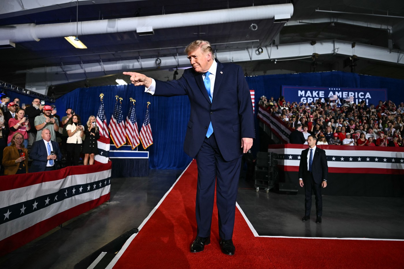 Contradicția etichetei: Donald Trump a purtat un costum fabricat în Asia în ciuda politicii America First