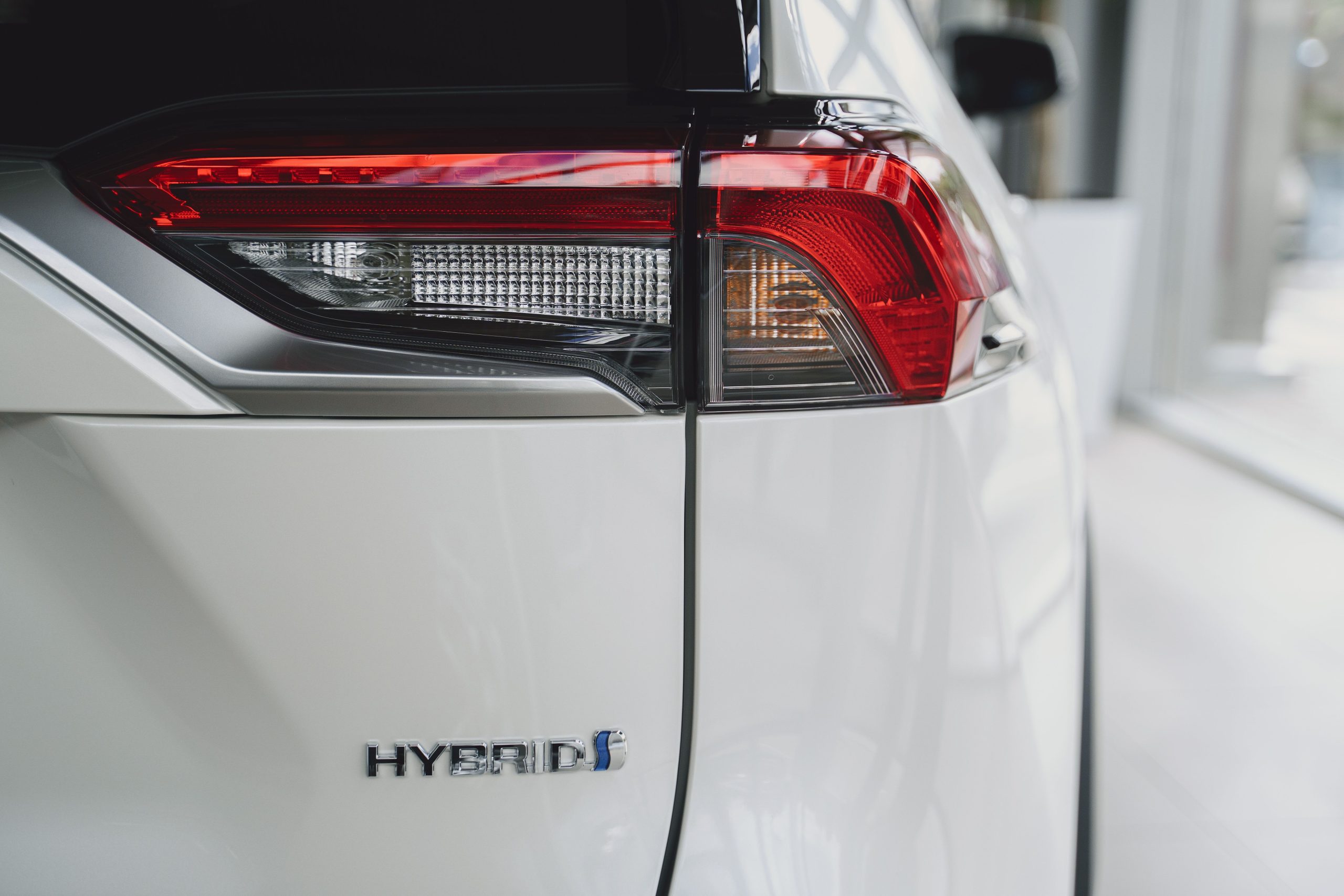 Uniunea Europeană impune plafon de import pentru vehiculele hibride din China