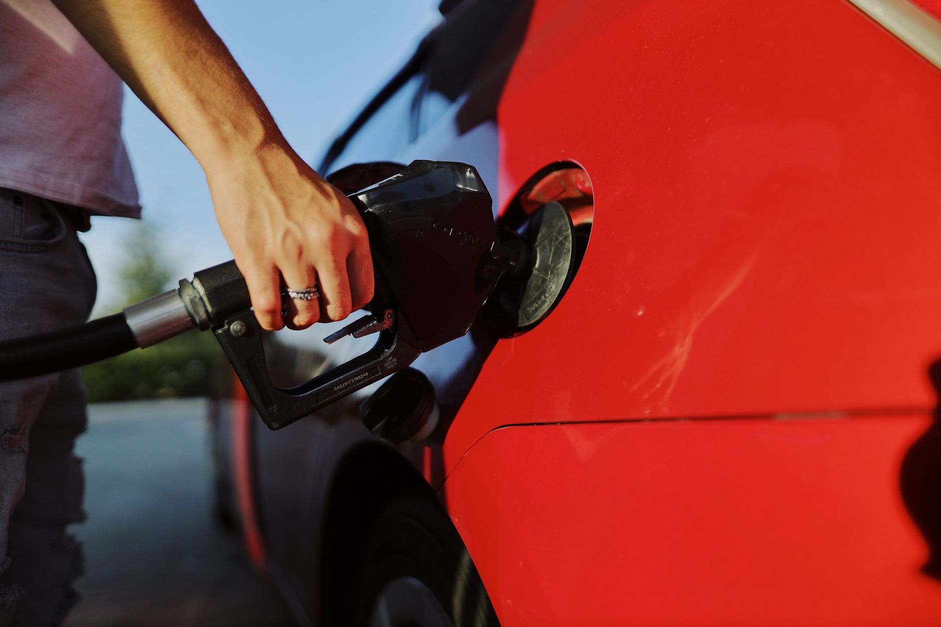 Franța implementează măsuri pentru scăderea prețului la motorină prin utilizarea rezervelor strategice