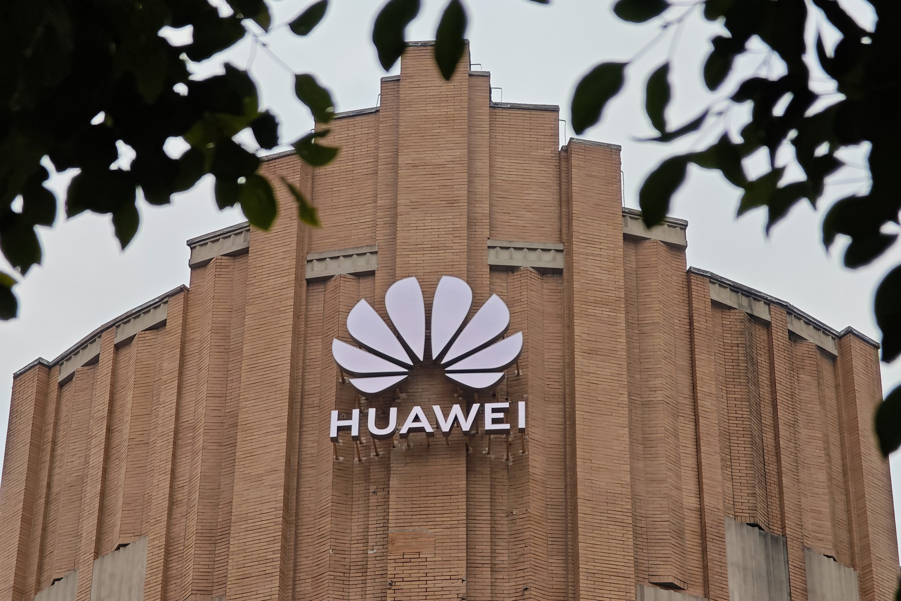 Huawei reduce distanța față de Nvidia pe piața chineză a cipurilor pentru inteligență artificială