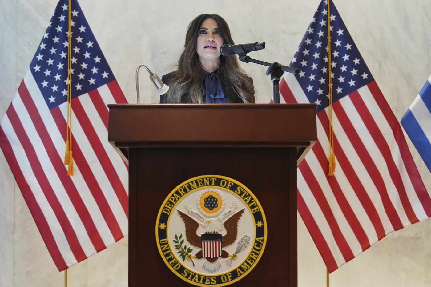 Casa Albă solicită demisia ambasadoarei Kimberly Guilfoyle după implicarea în criza politică din România