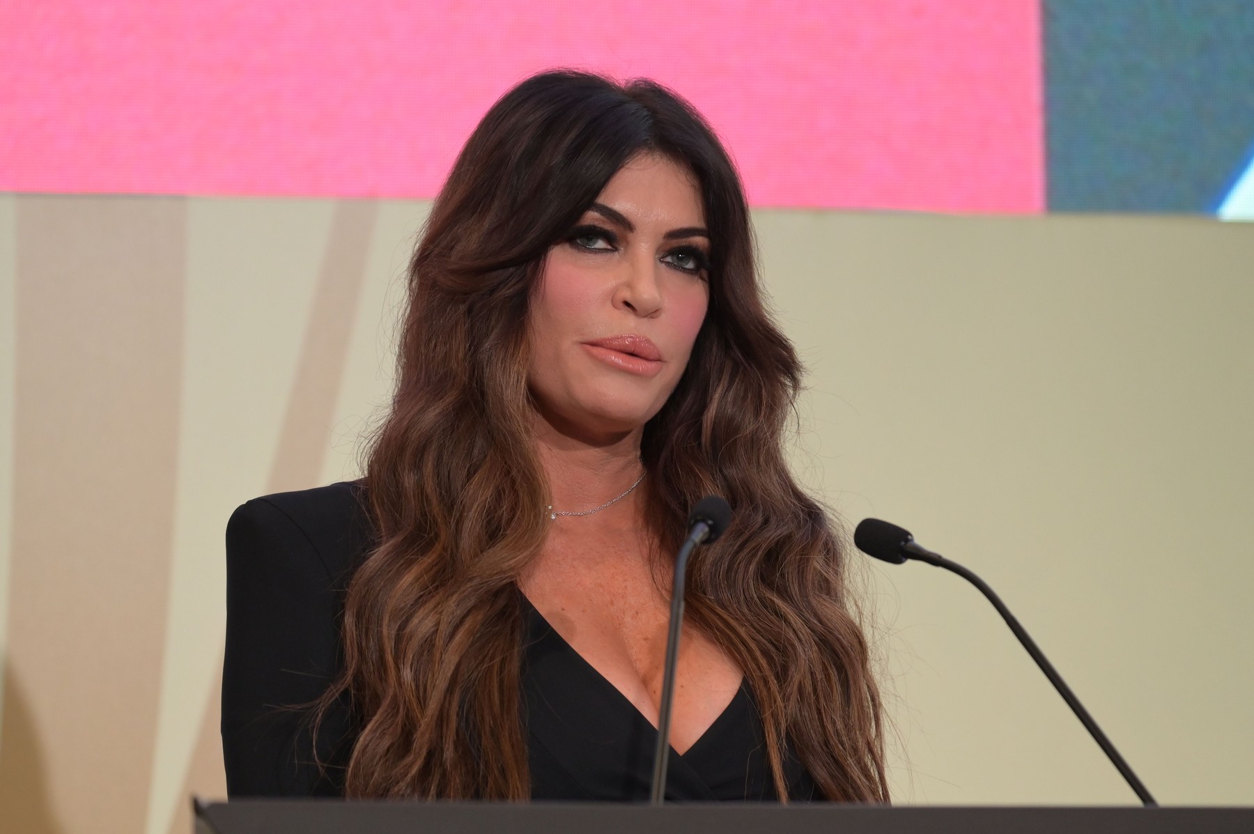 Kimberly Guilfoyle respinge acuzațiile de corupție și recunoaște că mandatul de ambasador în Grecia se apropie de final
