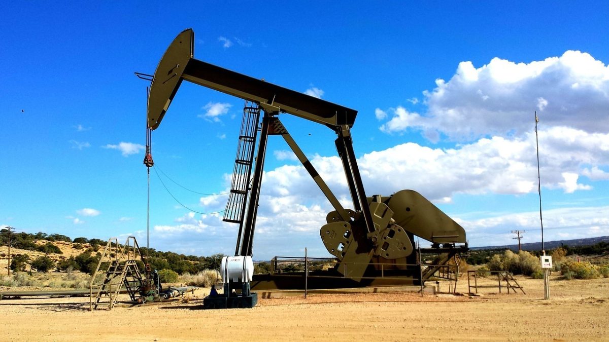 Instabilitatea din Arabia Saudită și atacurile houthi forțează creșterea prețurilor la petrol